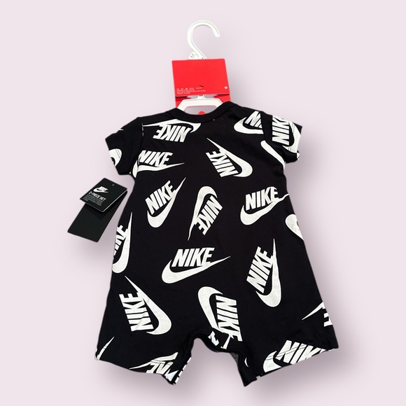 NWT Baby Nike Logo Print Black and White Bodysuit With Booties Set Size 0-6 Mon - Picture 7 of 8